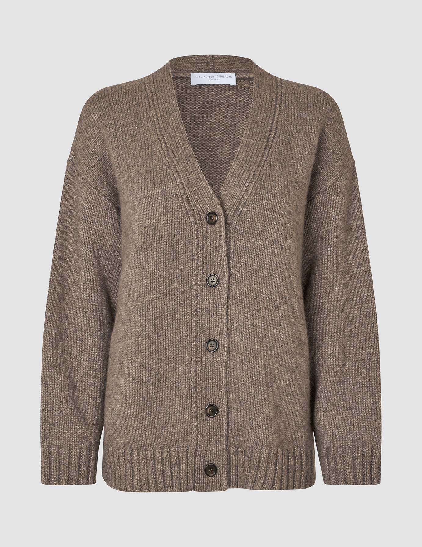 Chunky, blød uldstrikket cardigan til kvinder i taupe-melange: en cardigan med V-udskæring og knapper foran i en plettet, brun, grovstrikket kvalitet.